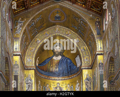 Abside con mosaici a parete, Cristo Pantocratore al centro, la Cattedrale di Monreale, Monreale, sicilia, Italia Foto Stock