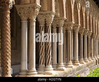 Chiostro con pilastri ornati nel cortile della Cattedrale di Monreale, Monreale, sicilia, Italia Foto Stock