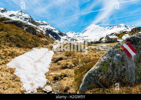 Il bianco e il rosso segno dipinto sulla marcatura di roccia Sentiero escursionistico, capanna in background, montagne, Rohrmoos-Untertal, Schladminger Tauern Foto Stock