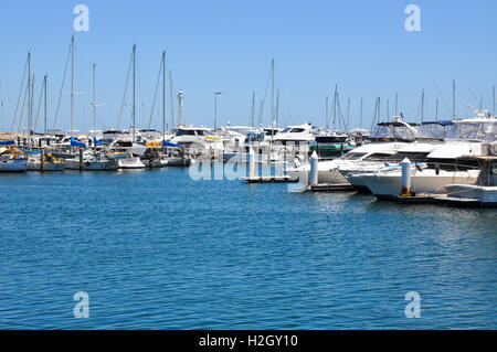 Yacht e Barche nel lusso marina sotto un cielo azzurro a Hilary's Boat Harbour in Hilary's, Western Australia. Foto Stock