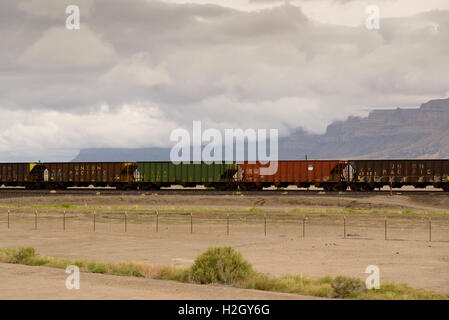 Moab, Utah, Stati Uniti d'America - 6 Giugno 2015: automobili arrugginite stazionati sulle piste. La Union Pacific Railroad è un americano di ferrovia merci Foto Stock