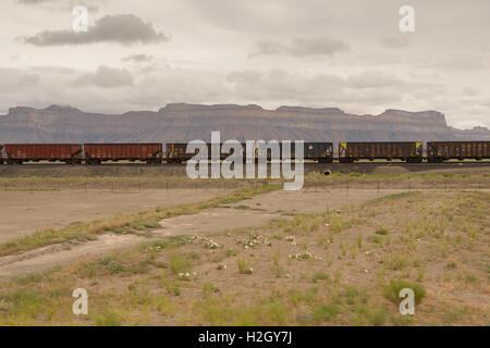 Moab, Utah, Stati Uniti d'America - 6 Giugno 2015: automobili arrugginite stazionati sulle piste. La Union Pacific Railroad è un americano di ferrovia merci Foto Stock