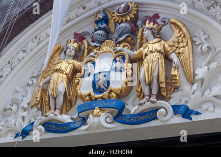 City of London stemma sopra la porta di ingresso per il sego Chandlers Hall sulla Dowgate Hill Foto Stock