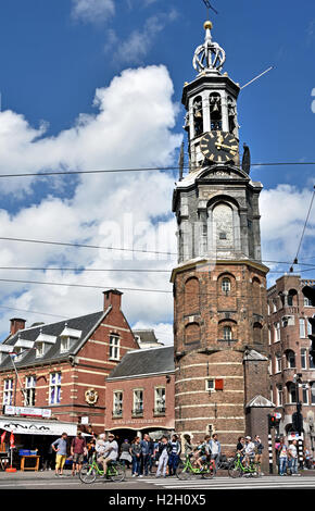 Xvii secolo Munttoren ( Torre di menta ) Amsterdam piazza Muntplein olandese Paesi Bassi Foto Stock