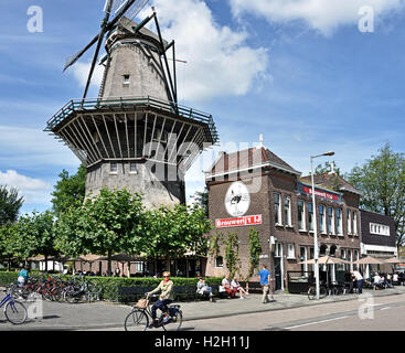 Brouwerij 't IJ bar pub che serve l'olandese la birra prodotta in loco, birreria originale Amsterdam Paesi Bassi. Mulino a vento Foto Stock