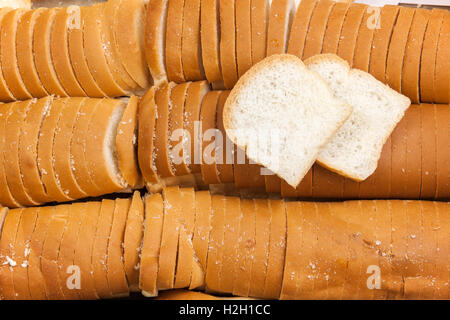 Pane bianco petite o sandwich collocato nella casella carta. closeup. Un mucchio di mini toast Foto Stock
