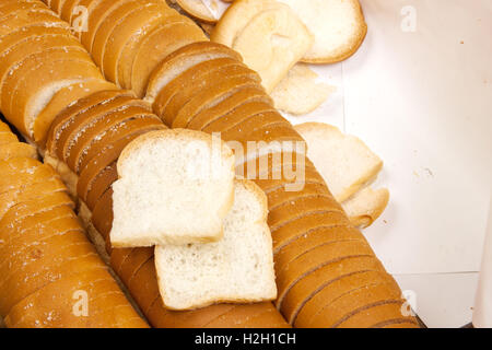 Pane bianco petite o sandwich collocato nella casella carta. closeup. Un mucchio di mini toast Foto Stock