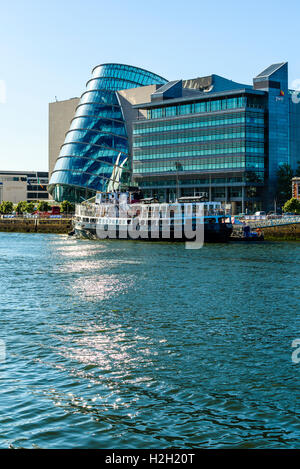 Fiume Liffey Dublino Irlanda con centro congressi a Dublino, uffici di pwc e MV Cill Airne ristorante galleggiante Foto Stock