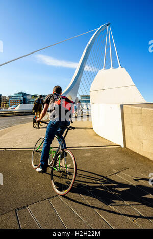 I ciclisti in corrispondenza di estremità sud di Samuel Beckett ponte sul fiume Liffey Dublino Irlanda