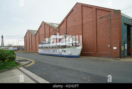 Blackpool 'Fregata Tram illuminato parcheggiato in Blundell strada fuori Rigby Road Depot -1 Foto Stock