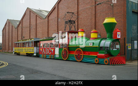 Blackpool si illumina "occidentale" Treno parcheggiato in Blundell strada fuori Rigby Road Depot -1 Foto Stock
