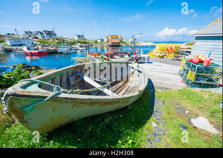 Vecchio fatiscente barca da pesca appoggia sulla spiaggia rocciosa di un villaggio di pescatori in Peggy's Cove, a Halifax, Nova Scotia, Canada Foto Stock