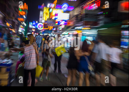 BANGKOK - Novembre 17, 2014: luci al neon di abbagliare i sensi in un moto vista zoom di Khao San Road, la zona dei backpacker. Foto Stock