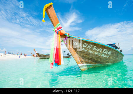 KRABI, Tailandia - 13 novembre 2014: tradizionale in legno tailandese longtail boat vi attende sulla riva del Isola di bambù per i passeggeri. Foto Stock