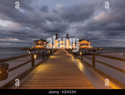 Illuminato dal molo storico a Ostseebad Sellin, Ruegen, Germania, di notte, una lunga esposizione Foto Stock