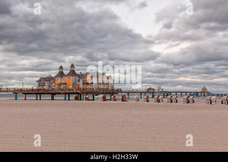 La spiaggia e il molo storico a Ostseebad Sellin, Ruegen, Germania, al crepuscolo Foto Stock