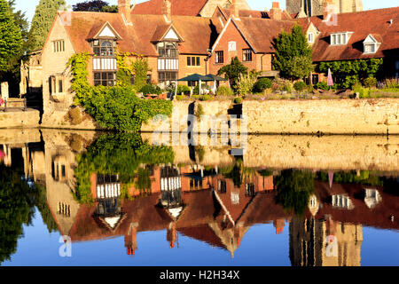 Abingdon la mattina presto dal fiume Tamigi Foto Stock