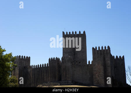 Il castello di Guimaraes è il principale castello medievale in Portogallo. Guimaraes, Portogallo Foto Stock