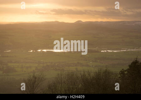 Ampie vedute dalla cima del Wrekin, una collina prominente vicino a Wellington, Telford e Wrekin nella contea di Shropshire, Inghilterra, Regno Unito. Foto Stock