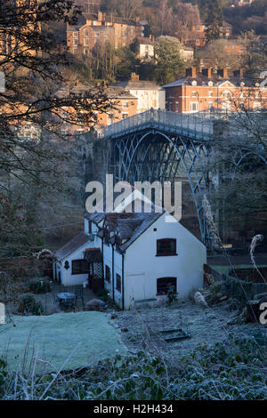 La città di Ironbridge con il famoso ponte a fine inverno che mostra la ripida collina terrazzata di Church Hill, Irongridge Gorge, Shropshire, Regno Unito. Foto Stock