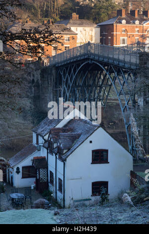 La città di Ironbridge con il famoso ponte a fine inverno che mostra la ripida collina terrazzata di Church Hill, Irongridge Gorge, Shropshire, Regno Unito. Foto Stock