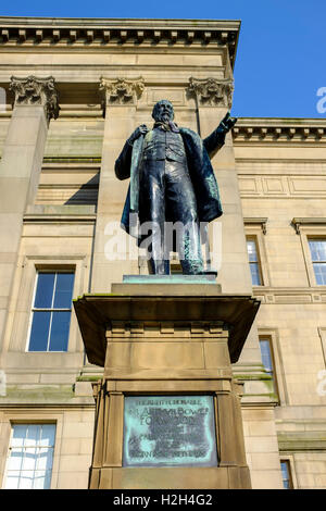 Statua di Sir Arthur Bower Forwood al di fuori di St Georges Hall di Liverpool, Regno Unito Foto Stock