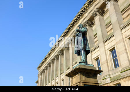 Statua di Sir Arthur Bower Forwood al di fuori di St Georges Hall di Liverpool, Regno Unito Foto Stock