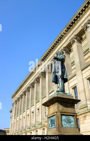 Statua di Sir Arthur Bower Forwood al di fuori di St Georges Hall di Liverpool, Regno Unito Foto Stock