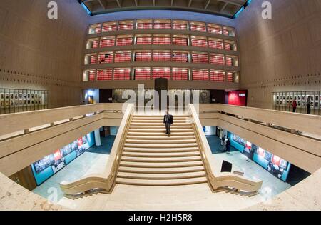 Una vista fisheye di vasta scala che conduce fino a la LBJ Great Hall, il grande e open-space hall con reception e spazio sul quarto piano della LBJ Presidential Library di Austin, Texas. Foto Stock