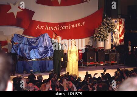 Ex U.S. Il presidente Bill Clinton onde per la folla lungo con ex First Lady Hillary Clinton, indossando un Oscar de la Renta vestaglia durante il 1997 Arkansas sfera inaugurale al Washington Convention Center Gennaio 20, 1997 a Washington, DC. Foto Stock