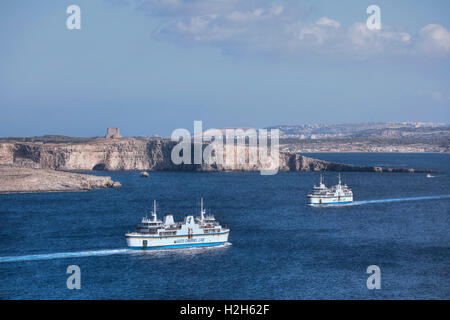 Gozo traghetti con vista fino a Comino e Malta Foto Stock