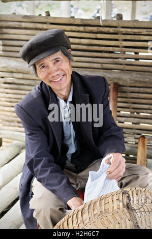 Ritratto di un uomo sorridente indossando un cappello a Quyet Tien mercato in ettari Giang Provincia del Vietnam del Nord Foto Stock