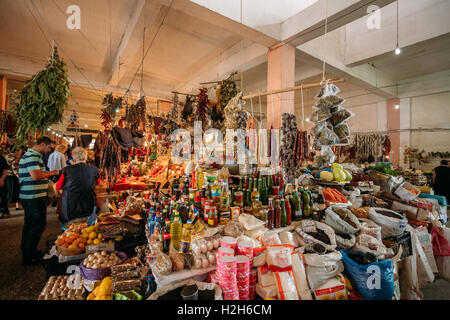 Batumi, Georgia - 28 Maggio 2016: Le abbondanti Bazar contatore di diverso stile Georgiano tradizionale merci: condimenti e spezie, erbe, S Foto Stock