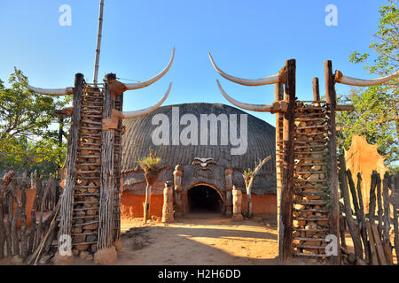 Il teatro principale si basa su una tradizionale capanna rotonda Zulu per l'esperienza culturale serale di Zulu, Shakaland Cultural Village, Eshowe, Sud Africa Foto Stock