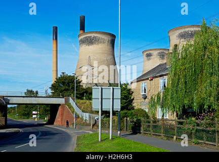 Le torri di raffreddamento, Ferrybridge Power Station, West Yorkshire, Inghilterra, Regno Unito Foto Stock