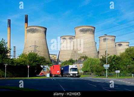 Le torri di raffreddamento, Ferrybridge Power Station, West Yorkshire, Inghilterra, Regno Unito Foto Stock
