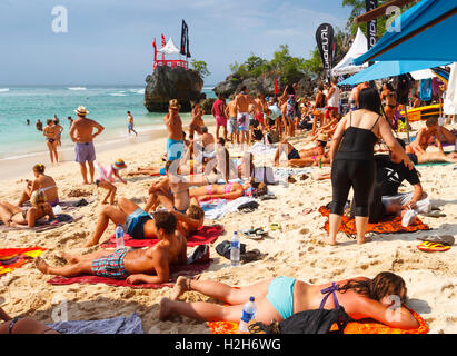 La gente sulla spiaggia. Foto Stock