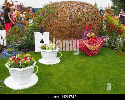 Alice nel paese delle meraviglie di salice presentano da Twigtwisters (willow scultura da Sarah Gallagher-Heyes) a Tatton Park Flower Show nel Cheshire, Inghilterra in 2016 Foto Stock