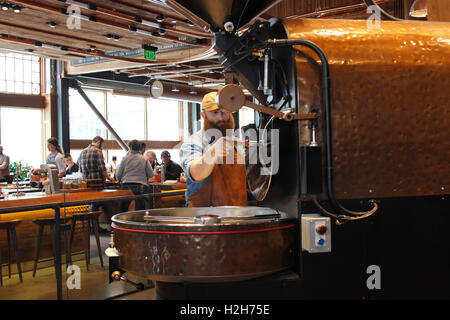Torrefattore nuova riserva di Starbucks Roastery & Sala Degustazione Pike St Seattle nello Stato di Washington Stati Uniti costa del Pacifico Foto Stock