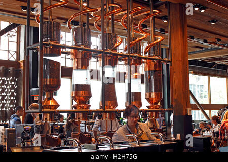 Nuova Riserva di Starbucks Roastery & Sala Degustazione Pike St Seattle nello Stato di Washington Stati Uniti costa del Pacifico Foto Stock