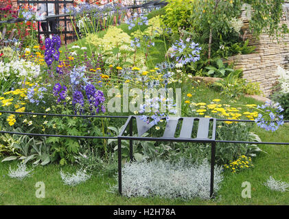 La sezione del clock Sculpture Garden a Tatton Park Flower Show, organizzata dalla Royal Horticultural Society nel 2016 Foto Stock