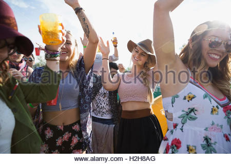 Giovane folla balli presso i festival estivi di musica