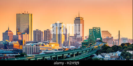 Tobin bridge, Zakim bridge e dello skyline di Boston panorama al tramonto. Foto Stock