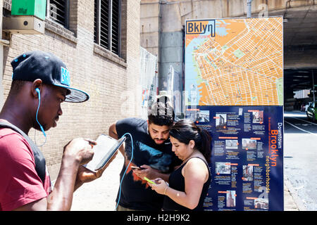 New York City,NY NYC Brooklyn,Downtown,Neighborhood,orientation sign,Street map,location,Black African African Africans,Ispanic adult,adults,man men maschio,wom Foto Stock