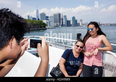 New York City,NY NYC,Brooklyn,New York Harbour,Brooklyn Bridge Park Pier 6,Governors Island Ferry,barca,passeggeri motociclisti,Manhattan skyl Foto Stock