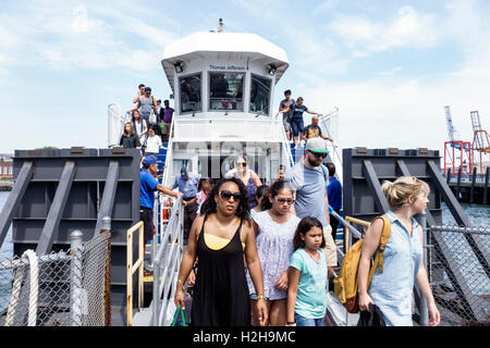 New York City,NY NYC,Brooklyn,New York Harbour,Brooklyn Bridge Park Pier 6,Governors Island Ferry,barca,passeggeri motociclisti,Black Blacks A. Foto Stock