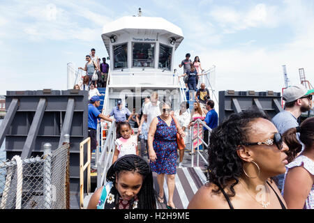 New York City,NY NYC,Brooklyn,New York Harbour,Brooklyn Bridge Park Pier 6,Governors Island Ferry,barca,passeggeri motociclisti,Black Blacks A. Foto Stock