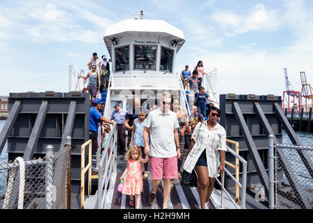 New York City,New York New York Brooklyn,New York Harbour,Brooklyn Bridge Park Pier 6,Governors Island Ferry,barca,passeggeri motociclisti,Ispan Black Foto Stock