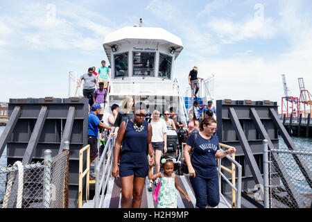 New York City,NY NYC,Brooklyn,New York Harbour,Brooklyn Bridge Park Pier 6,Governors Island Ferry,barca,passeggeri motociclisti,ispanico latino Foto Stock