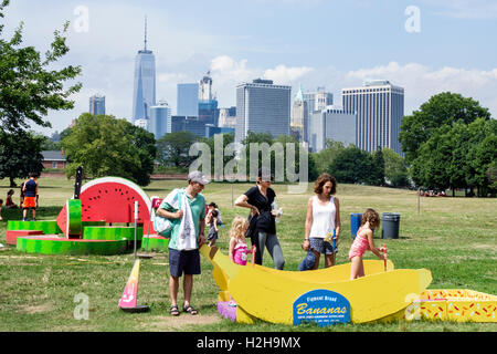 New York City,NY NYC New York Harbour,Governors Island,City of Water Day,Harbour festival,famiglia famiglie genitori bambini figli figurino mini-gol Foto Stock